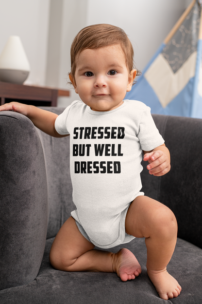 Kurzarm Body "Stressed but well Dressed"